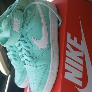 Girls Nike big kid court borough mid2 sneakers, turquoise size 4